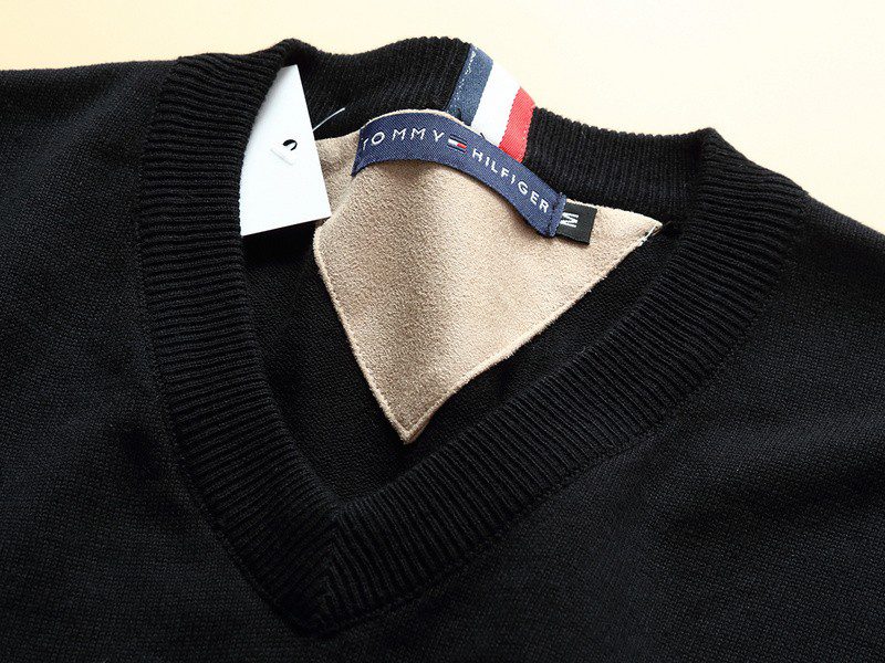 טומי הילפיגר-TOMMY TSHIRT MEN'S LONG V - Black – תמונה 9