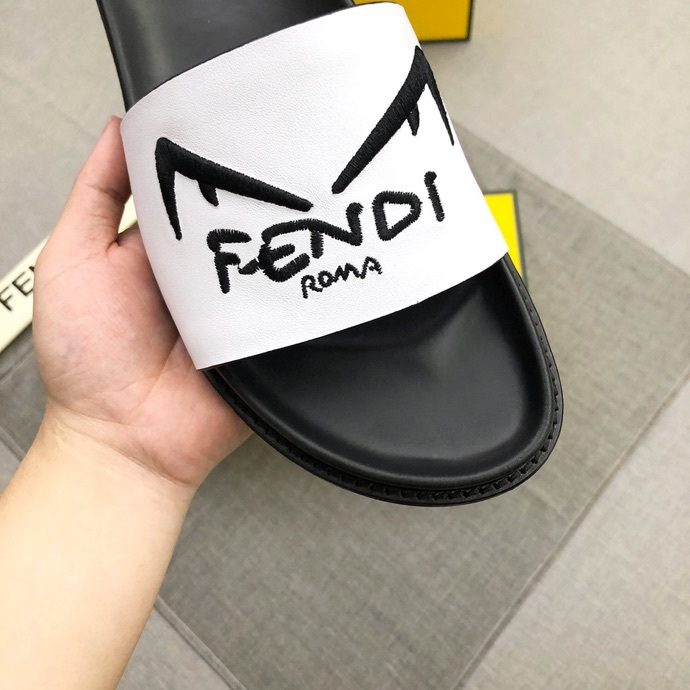 פנדי - FENDI SLIPPERS - White & Black – תמונה 7