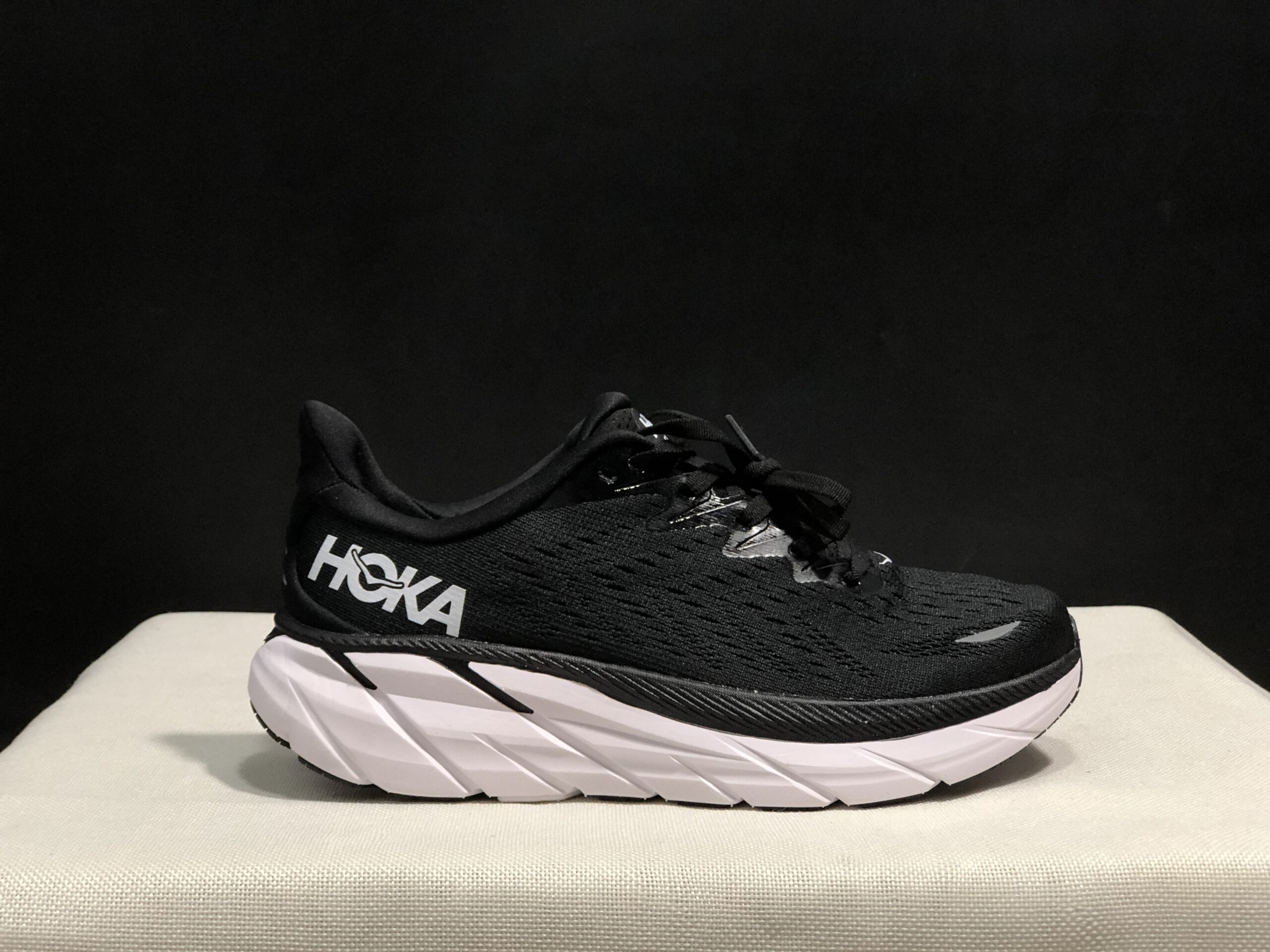 נעלי הוקה-HOKA ONE ONE Clifton 8 Black – תמונה 17